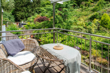 Der überdachte Balkon bietet sich an um Urlaubstage gemütlich ausklingen zu lassen.